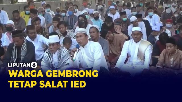 Meski masih dalam keadaan berduka, ratusan warga korban kebakaran pasar Gembrong turut menjalankan ibadah Salat Idul Fitri di kolong tol Becakayu Jatinegara, Jakarta Timur.