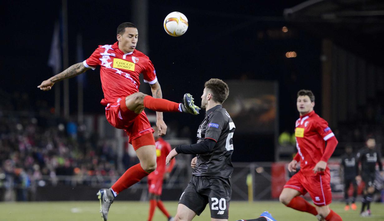 Pemain FC Sion, Leo Lacroix (kiri) dan Pemain Liverpool, Adam Lallana berebut bola pada  lanjutan UEFA Europa League grup B di Stadion  Tourbillon, Sion, Switzerland, Jumat (11/12/2015) dini hari WIB. (AFP Photo/Fabrice Coffrini)