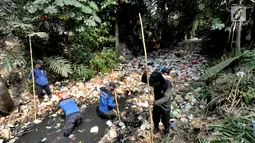 Petugas Satgas Sumber Daya Air Dinas PUPR Kota Depok melakukan pembersihan sampah sepanjang sekitar 500 meter yang memenuhi Kali Pelayangan di Kampung Utan Jaya, depok, Jawa Barat, Senin (12/8/2019). (merdeka.com/Arie Basuki)