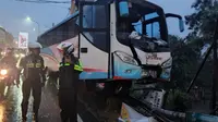 Sebuah bus mengalami kecelakaan tunggal di jalur Puncak, Kabupaten Bogor, Jawa Barat, Minggu (27/8/2023). (Dok. Liputan6.com/Achmad Sudarno)