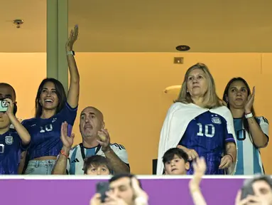 Istri penyerang Argentina Lionel Messi, Antonela Roccuzzo (kedua kiri), ibunya Celia Maria Cuccittini (kedua kanan) dan dua putranya, Thiago (kiri) dan Ciro (ketiga kanan) menunggu Pertandingan semifinal Piala Dunia 2022 antara Argentina melawan Kroasia di Stadion Lusail di Lusail, Doha, Rabu (14/12/2022).  Argentina menang atas Kroasia 3-0. (AFP/Juan Mabromata)