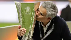 Jose Mourinho berpose dengan trofi Liga Europa, Swedia, Kamis (25/5). MU keluar sebagai juara Liga Europa setelah mengalahkan Ajax Amsterdam 2-0 di Friends Arena, Stockholm. (AP Photo)