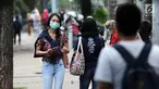 Warga berjalan di pedestrian di kawasan Jalan Jenderal Sudirman, Jakarta, Jumat (14/7). Kepala Dinas LHK DKI Jakarta Isnawa Adji menjelaskan selain masalah sampah dan sungai, pihaknya juga fokus pada kualitas udara. (Liputan6.com/Helmi Fithriansyah)