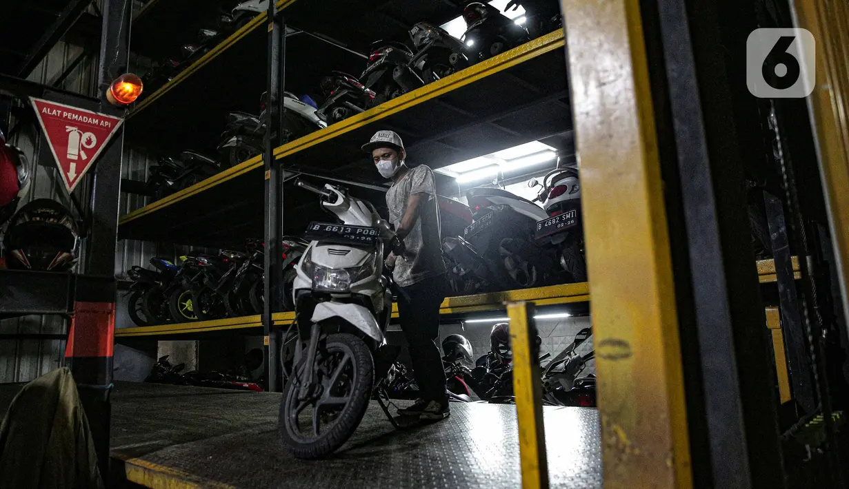 Pelanggan bersiap memarkirkan kendaraanya di Soul Parking, Kebon Kacang, Jakarta, Senin (24/1/2022). Tempat parkir vertikal tersebut bisa menyimpan lebih banyak motor di atas lahan sempit. (Liputan6.com/Faizal Fanani)