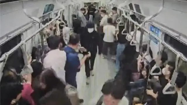 Rekaman tersangka di Korea Selatan mengenakan hoodie hitam dan masker (tengah) memicu kepanikahan terkait penikaman massal di lorong kereta bawah tanah Seoul. (Kantor Polisi Jungbu Seoul)