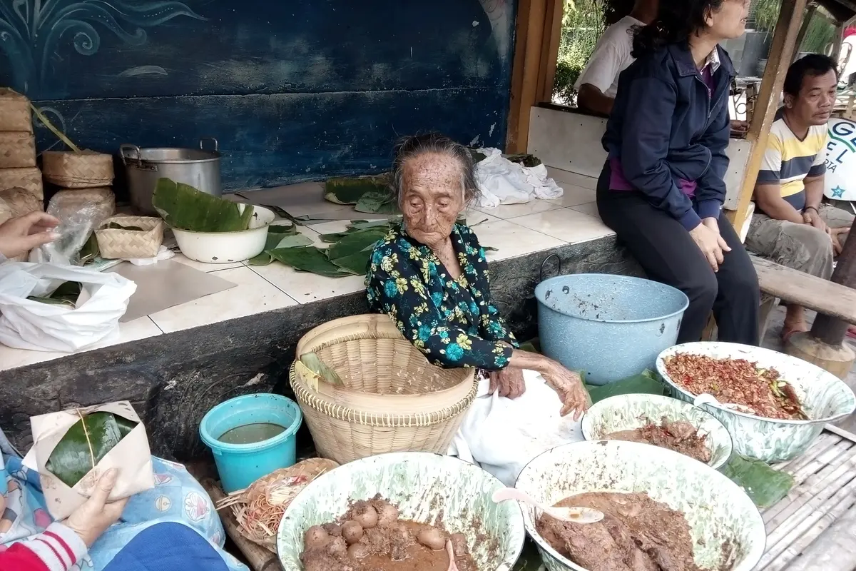 Gudeg Legendaris Mbah Lindu jadi Buah Bibir Medsos-04