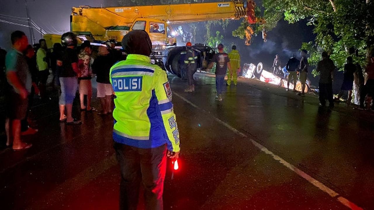 Personel Satuan Lalu Lintas Polres Pelalawan mengamankan lokasi kecelakaan bus pengangkut PT Riau Andalan Pulp & Paper.