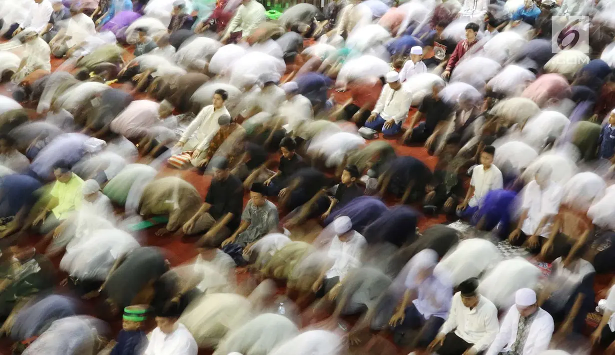 Umat muslim melaksanakan ibadah salat jumat di Masjid Istiqlal, Jakarta, Jumat (15/6). Salat Jumat di Hari Raya Idul Fitri itu diikuti ribuan umat yang memadati ikon mesjid di Ibukota tersebut. (Liputan6.com/Immanuel Antonius)