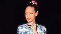 Rihanna memakai kaftan Dolce & Gabbana (Foto: arabia.style.com)