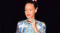 Cantiknya Kaftan Penuh Warna ala Rihanna untuk Lebaran