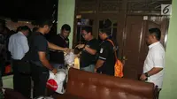 Polisi sedang mengumpulkan bukti perampokan disertai pembunuhan di komplek TNI AL Pondok Labu, Jakarta, Kamis (5/4). Kejadian yang menewaskan satu orang merupakan purnawirawan TNI AL. (Liputan6.com/Arya Manggala)
