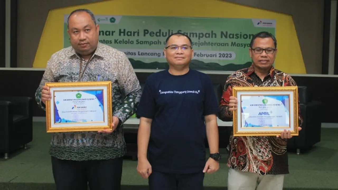 Rektor Unilak Riau Dr Junaidi memberikan penghargaan kepada perwakilan perusahaan dalam pengelolaan sampah.