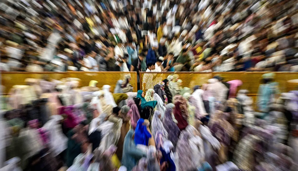 Umat Muslim saat melaksanakan salat Tarawih perdana di bulan suci Ramadan 1447 Hijriah di Masjid Al Akbar, Surabaya, Jawa Timur, pada Rabu 18 Februari 2026. (JUNI KRISWANTO/AFP)