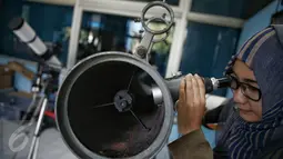 Petugas melakukan uji coba teleskop yang akan digunakan saat pengamatan Gerhana Matahari Total (GMT) di Planetarium TIM Jakarta, Selasa (8/3). Planetarium memfasilitasi warga yang hendak menyaksikan fenomena gerhana matahari. (Liputan6.com/Faizal Fanani)