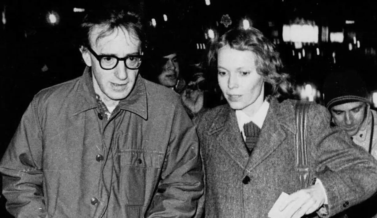 Woody Allen dan Mia Farrow berkencan dari tahun 1980 hingga 1992. Tak tinggal bersama, mereka mengadopsi dua anak. (Business Insider)