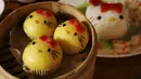 Roti berwarna kuning dan nasi dengan saus bayam disajikan dalam bentuk Hello Kitty di restoran di Hong Kong, China, Kamis (21/5/2015). Rencananya, restoran ini akan resmi dibuka pada 1 Juni mendatang. (REUTERS/Bobby Yip)