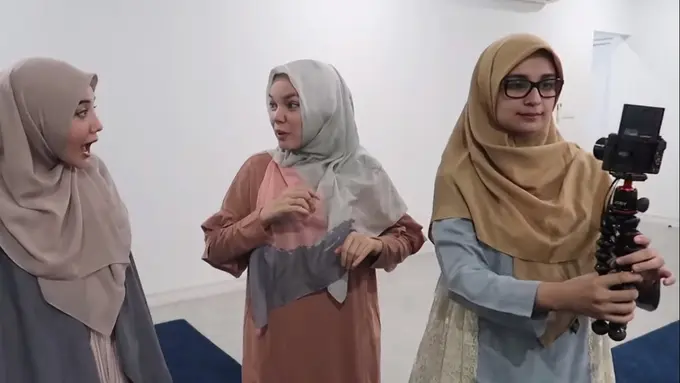 The Sungkars bersama Dewi Sandra