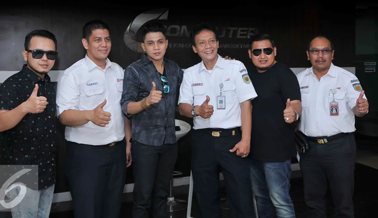 Personil band ST12 berpose bersama petugas PT KAI, Jumat (18/9/2015).  Band ST 12 didapuk menjadi duta Kereta Api Indonesia (KAI). (Liputan6.com/Gempur M Surya)