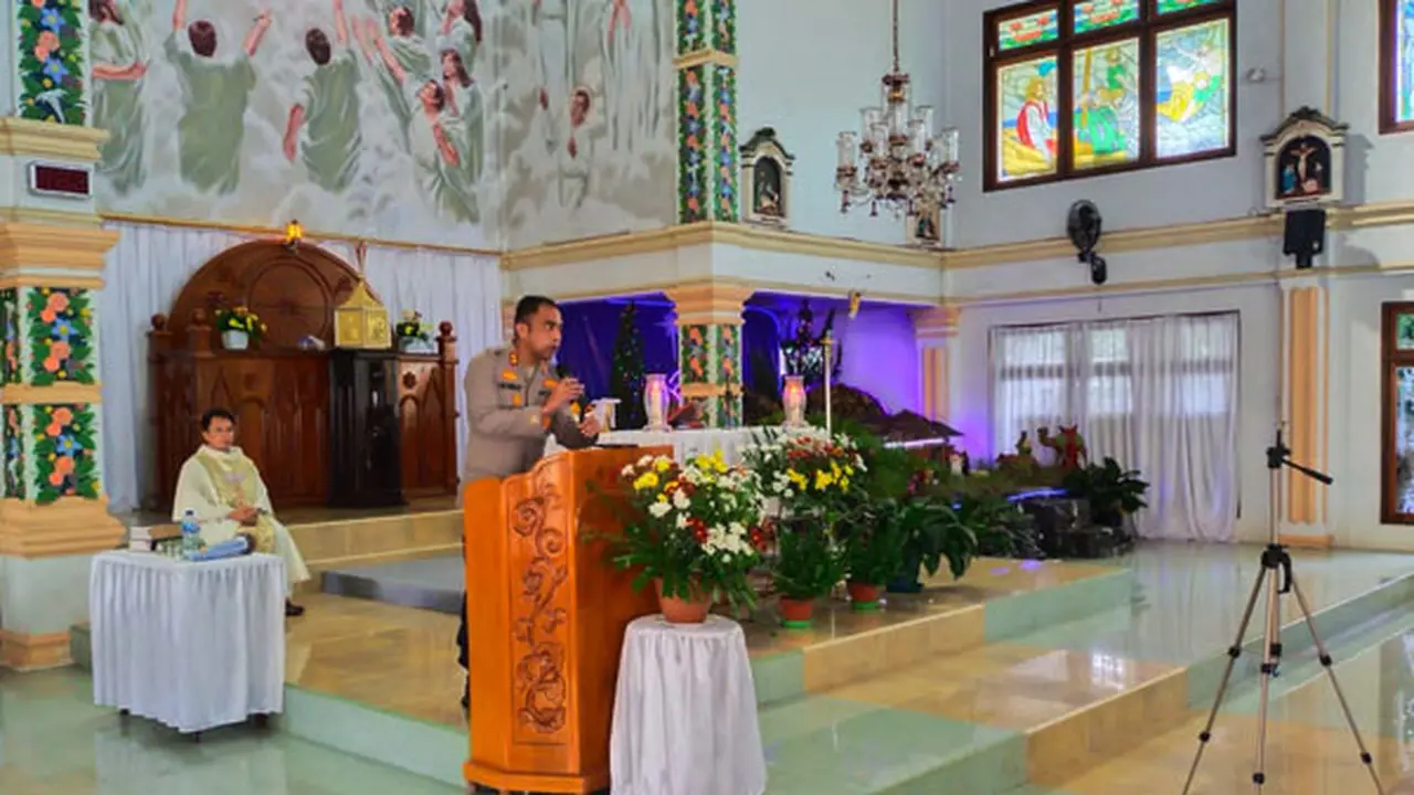 Kapolres Minahasa Selatan AKBP C Bambang Harleyanto melaksanakan kegiatan tersebut di Gereja Katolik Paroki Kebangkitan Kristus Amurang.
