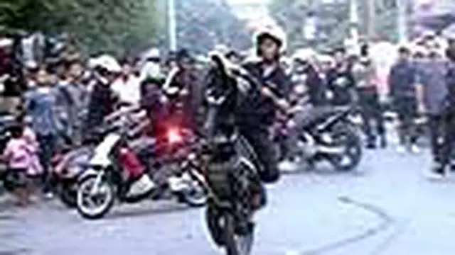 Aksi ekstrem freestyle motor anak Semarang