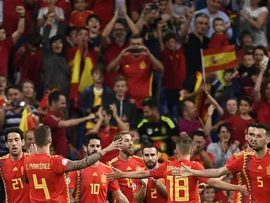 Para pemain Spanyol merayakan gol yang dicetak Sergio Ramos ke gawang Swedia pada laga Kualifikasi Piala Eropa 2020 di Stadion Santiago Bernabeu, Madrid, Senin (10/6). Spanyol menang 3-0 atas Swedia. (AFP/Oscar Del Pozo)