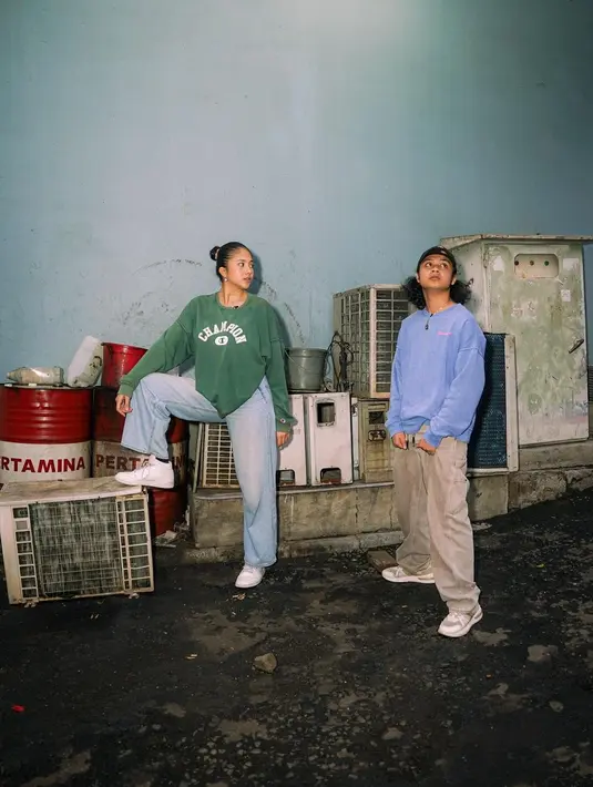 Sitha terlihat tomboy dengan rambut yang dicepol dan sneakers putih. Bahkan warganet sebut Sitha terlihat lebih maco [@sithamarino]