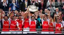 Gelandang Arsenal, Mikel Arteta bersama pemain lainnya mengangkat trofi usai memenangkan gelar FA Community Shield di Wembley Stadium, Minggu (2/8/2015). Arsenal menang atas Chelsea dengan skor 1-0. (Reuters/Andrew Couldridge)