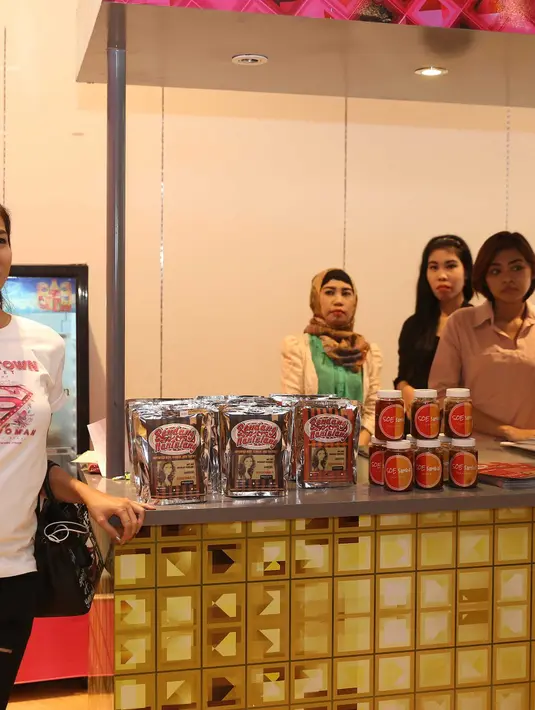 Rendang Nantulang, lanjut wanita kelahiran 13 April 1979 ini, ia menghadirkan tiga tingkat kepedasan dari empat jenis rendang dari Paru, Jengkol, Ayam dan Daging. (Nurwahyunan/Bintang.com)