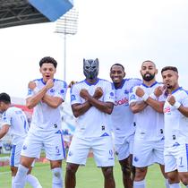 Selebrasi pemain Arema FC saat merayakan gol Joel Vinicius yang membawa Singo Edan unggul atas PSIM Yogyakarta dalam laga pekan terakhir BRI Super League 2025/2026 di Stadion Kanjuruhan, Kab. Malang, Jumat (22/5/2026) sore WIB. (Bola.com/Iwan Setiawan)