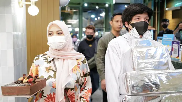 Tidak Bareng Thariq, Ini 6 Potret Atta Halilintar Beri Kejutan Ultah Untuk Ibunda