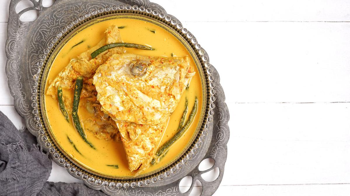 Gulai kepala kakap dengan kuah santan kental dan bumbu rempah yang menggugah selera