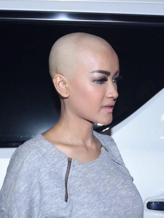 Tak hanya itu, sahabat dari Ayu Ting Ting ini mengaku sempat menangis ketika melihat dirinya sudah botak. Namun siasat kuat yang dimiliki Julia Perez adalah tampil pede dan apa adanya. (Andy Masela/Bintang.com)