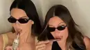 Supermodel lainya yang hadir ialah Kendall Jenner yang tampil mengenakan dress sleeveless kuning. Kacamata hitam micro melengkapi tampilannya. [@rhode]