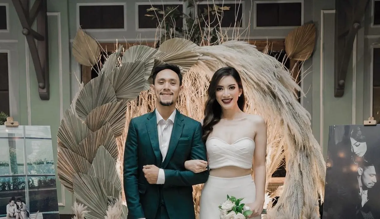 Status Harly sudah taken ya. Ia jadi adik ipar Vincent Rompies setelah menikah dengan Fabian Leopold, adik kandung Vincent pada 2021 kemarin. (Instagram @harlyvalen)