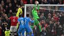 Momen akhir pertandingan saat MU mempunyai kesempatan untuk menyamakan kedudukan. David de Gea pun ikut mengambil kesempatan sepak pojok yang dilepaskan Alex Telles. Namun Jan Oblak lebih sigap menangkap bola. (AFP/Paul Ellis)