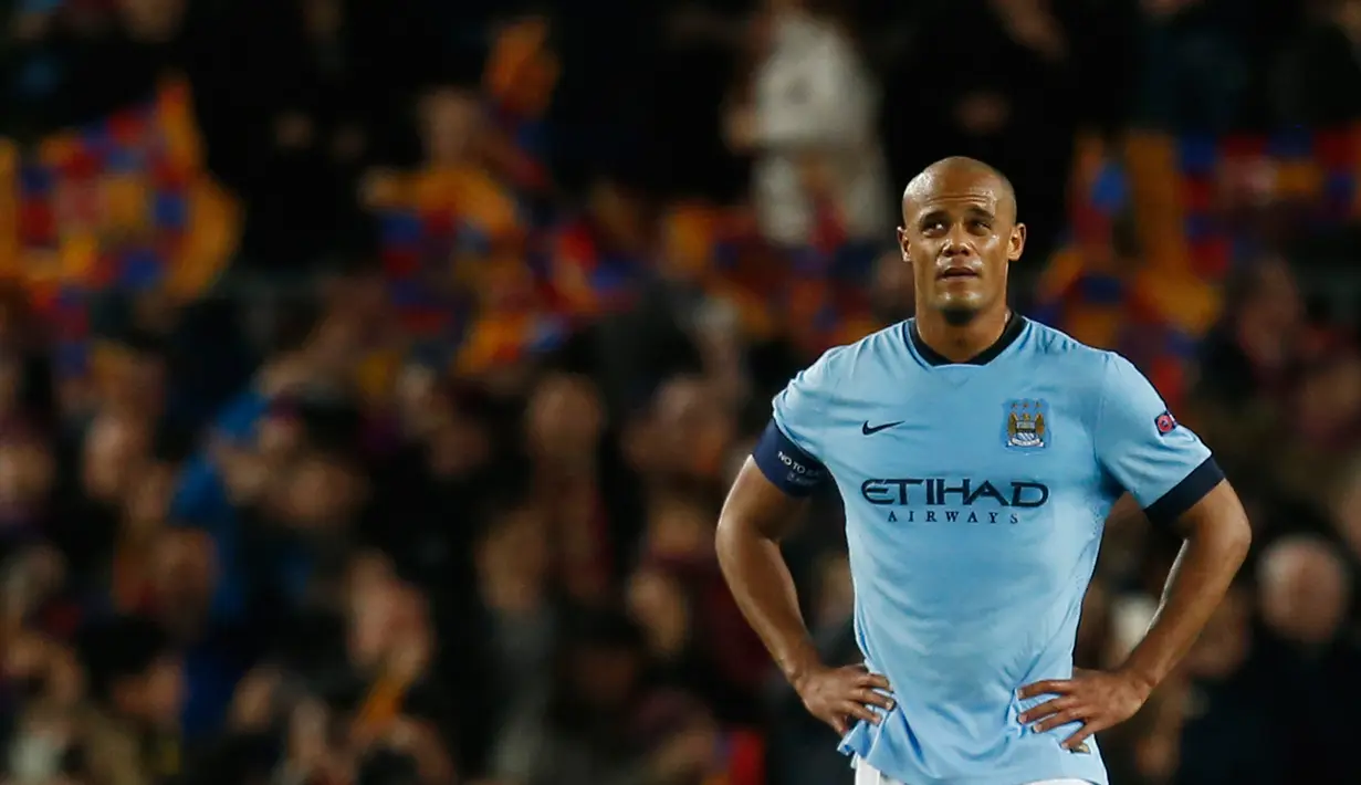 Bek Manchester City, Vincent Kompany terlihat sedih usai timnya dikalahkan Barcelona di leg kedua 16 besar Liga Champions di Stadion Camp Nou, Spanyol, Kamis (18/3/15) . Barcelona menang 1-0 atas Manchester City. (Reuters/Carl Recine)