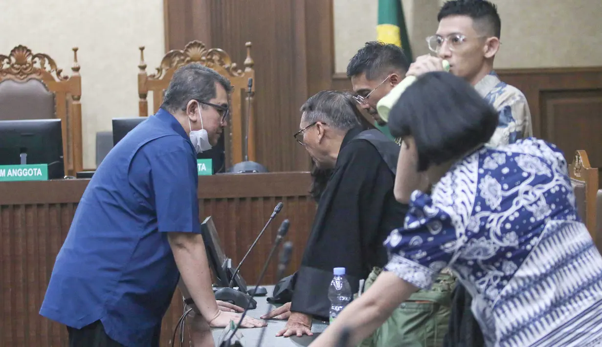 Terdakwa kasus dugaan korupsi jual beli gas antara PT PGN dengan PT IAE, Hendi Prio Santoso usai menjalani sidang pembacaan putusan di Pengadilan Tipikor, Jakarta, Kamis (20/8/2026). (KLY/ Arie Basuki)