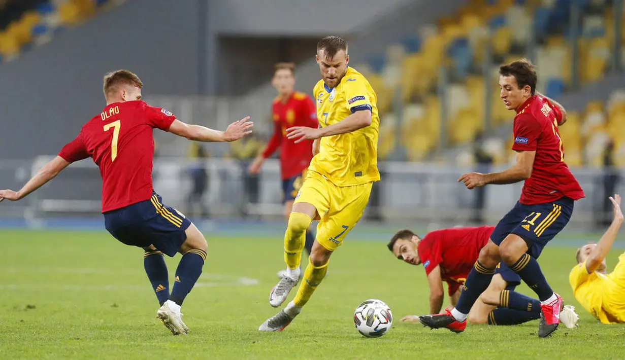 Pemain Ukraina, Andriy Yarmolenko, berusaha melewati pemain Spanyol pada laga UEFA Nations League di Stadion Olimpiyskiy, Rabu (14/10/2020). Ukraina menang dengan skor 1-0. (AP/Efrem Lukatsky)