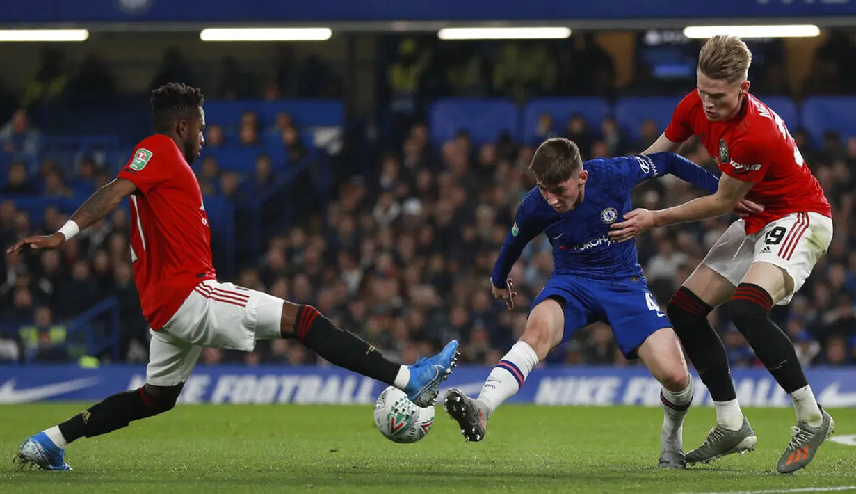 Pemain Manchester United, Scott McTominay, berebut bola dengan pemain Chelsea, Billy Gilmour, pada laga Piala Liga Inggris 2019 di Stadion Anfield, Rabu (30/10). Manchester United menang 2-1 atas Chelsea. (AP/Ian Walton)