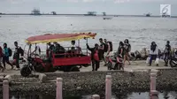 Penumpang berjalan usai berlibur perayaan pergantian Tahun Baru 2018 di Pelabuhan Kali Adem, Jakarta, Senin (1/1). Warga padati Kali Adem usai liburan Tahun Baru dari Kepulauan Seribu. (Liputan6.com/Faizal Fanani)