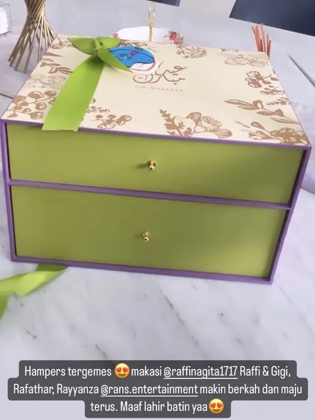Potret Isi Hampers Lebaran Raffi Ahmad dan Nagita Slavina yang dibagikan Titi Kamal.credit: Instagram @titi_kamall
