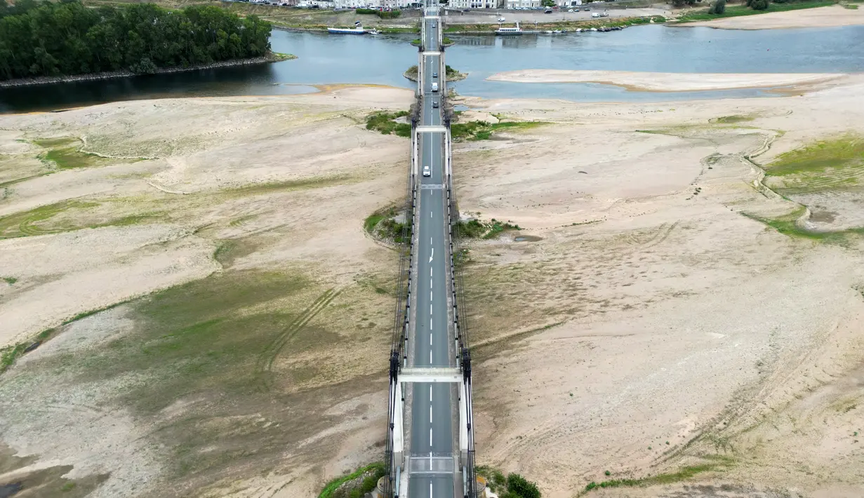 Sungai Loire di Prancis surut dan mengalami kekeringan. (AFP/Damien Meyer)