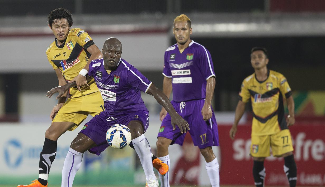 Pemain Persita, Bruno Kasmir berusaha menghadang pemain Mitra Kukar, Rizky Pellu pada laga Piala Presiden di Stadion Dipta, Bali, Minggu (30/8/2015). (Bola.com/Vitalis Yogi Trisna)