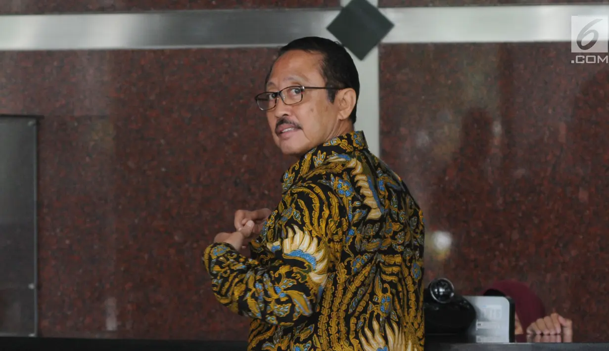 Mantan Kepala BPPN, I Putu Gede Ary Suta usai menjalani pemeriksaan oleh penyidik di gedung KPK, Jakarta, Rabu (29/8). Ary Suta diperiksa untuk penyelidikan terkait dugaan korupsi penerbitan SKL BLBI. (Merdeka.com/Dwi Narwoko)
