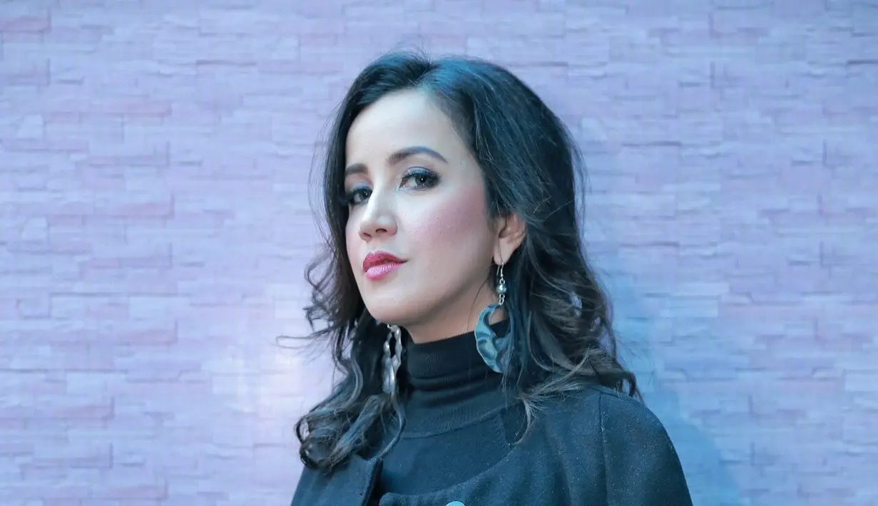 Lantaran tidak membayar cicilan hingga 12 bulan, Aya perempuan itu biasa disapa, dikejar-kejar oleh debt collector. Lantaran, dua mobil tersebut atas namanya. Kejadian saat itu Aya masih menjadi istri Rudy. (Adrian Putra/Bintang.com)