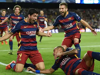 Para pemain Barcelona merayakan gol kemenangan ke gawang Leverkusen pada laga Liga Champions di Stadion Camp Nou, Spanyol, Rabu (30/9/2015). Barcelona berhasil menang 2-1. (AFP Photo/Lluis Gene)