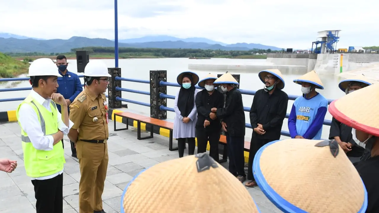 Jokowi dan Ridwan Kamil berdialog dengan sejumlah petani usai meresmikan Bendungan Sadawarna di Kabupaten Sumedang