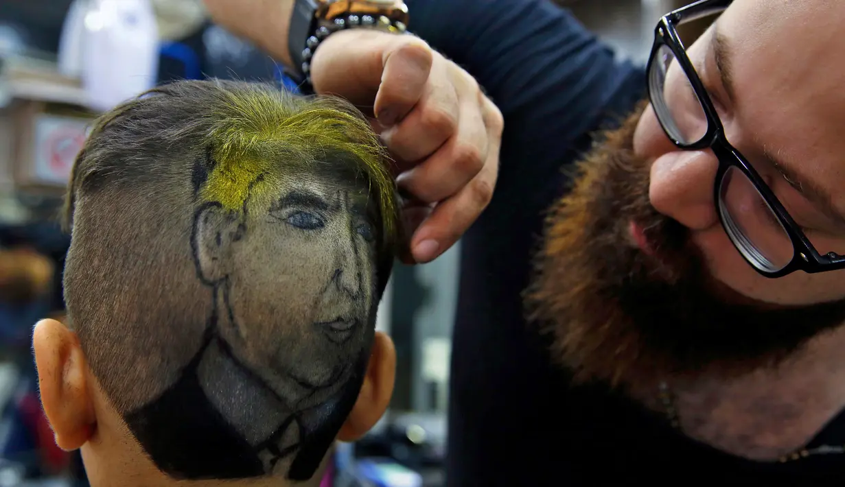 Lukisan bergambar Donald Trump yang dibuat Muhannad Khaled Omar di kepala pelanggannya di Burj al-Barajneh, Lebanon (14/7). (AP Photo / Bilal Hussein)