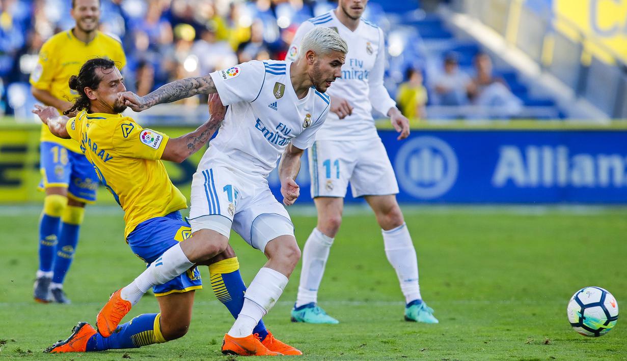 Pemain Real Madrid, Theo Hernandez (kanan) berusaha keluar dari tekanan pemain Las Palmas, Matias Aguirregaray pada lanjutan La Liga Santander di Gran Canaria stadium, Canary island, (31/3/2018). Madrid menang 3-0. (AP/Lucas de Leon)