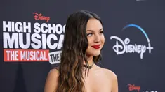 Penyanyi asal AS, Olivia Rodrigo berpose saat menghadiri pemutaran perdana "High School Musical: The Musical: The Series" musim 3 Disney+ di Walt Disney Studios di Burbank, California (27/7/2022). Olivia Rodrigo tampil cantik dan seksi mengenakan busana serba hitam di karpet merah. (Momodu Mansaray/Getty Images/AFP)